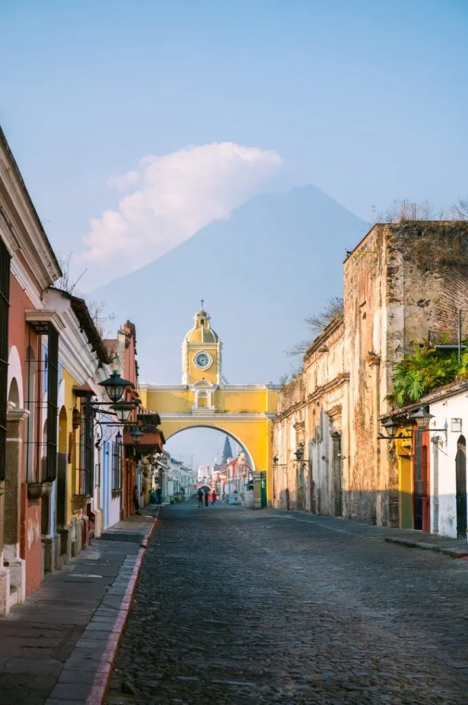 Calle colonial de Antigua Guatemala con el volcán al fondo