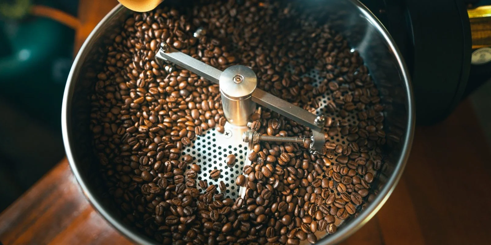 Granos de café girando en el tambor del tostador