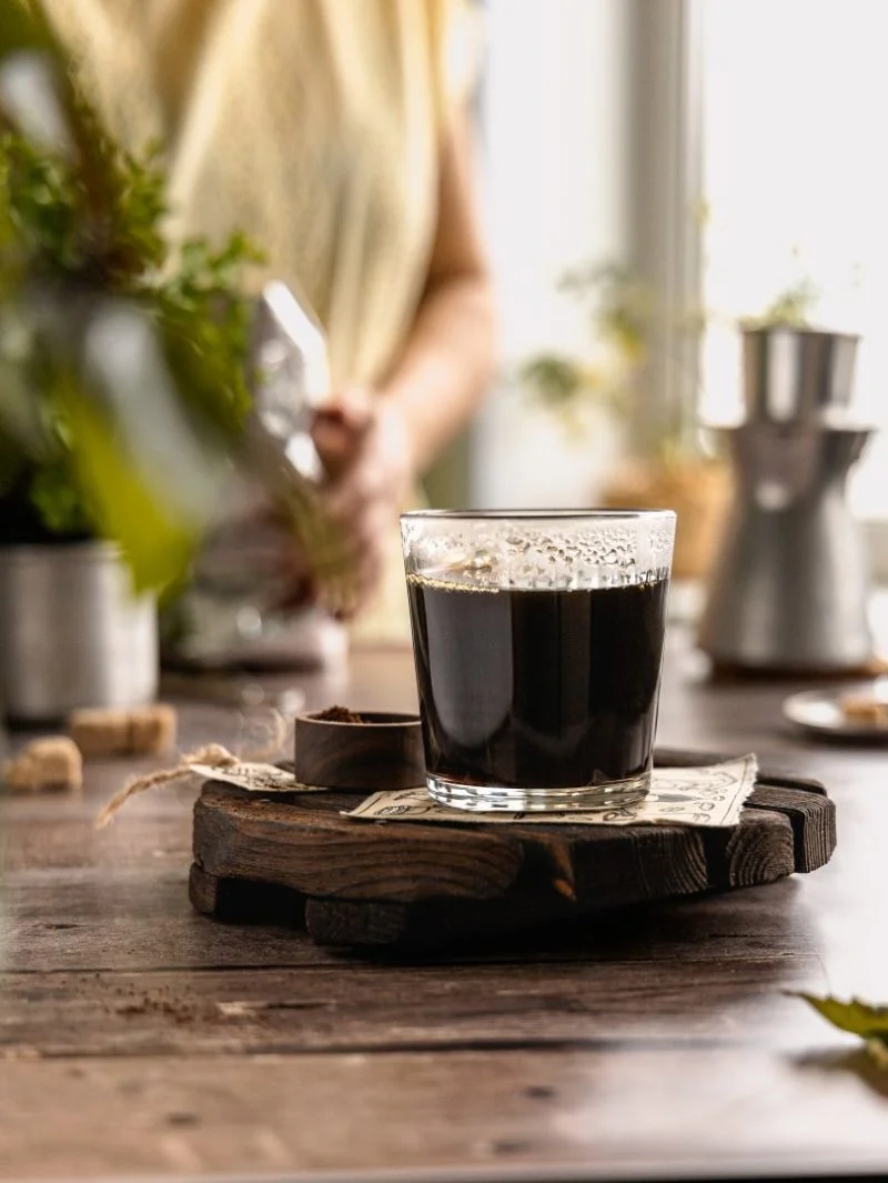 Vaso de café recién servido sobre madera